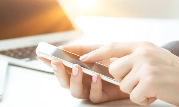 Vrouwelijke Handen Met Smartphone Vergrote Weergave — Stockfoto