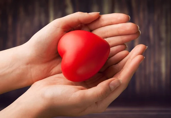 Nahaufnahme Rotes Herz Weiblichen Händen Liebeskonzept — Stockfoto