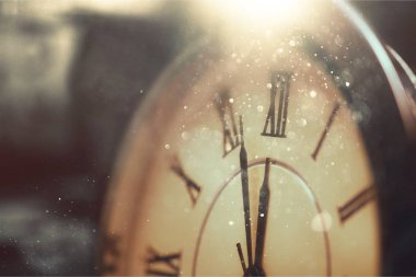 geri sayım saat gece yarısına kadar.