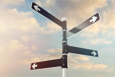 Bulutlu gökyüzü üzerinde siyah boş yol işareti
