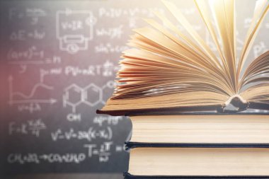 Tablo, yakından görmek kitap yığını 