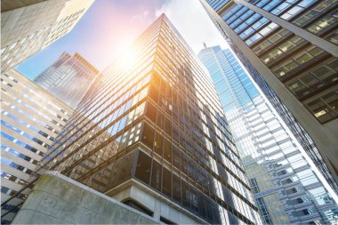 Modern ofis binaları, güneşli bir gün 