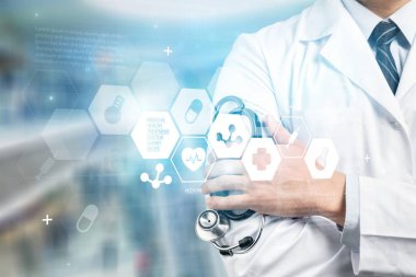 Steteskop tutan genç bir doktor.