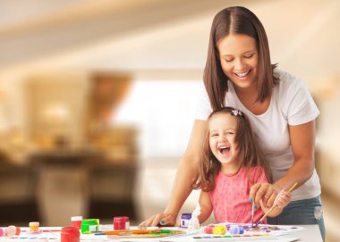 Anne ve Kız Sarılıyor  