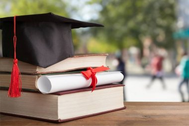 Mezuniyet şapka ve kitaplar, yakından görmek yığınları