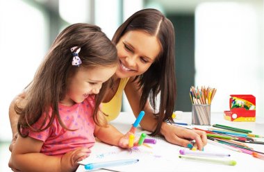 Anne ve Kız Sarılıyor  