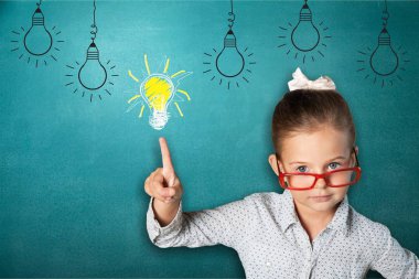 küçük bir kız var ve fikir