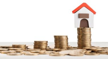 Altın sikke üzerinde izole arka plan yığını 