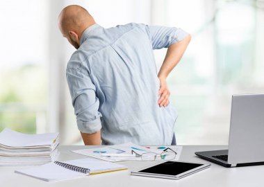 Sırtı ağrıyan genç bir adam