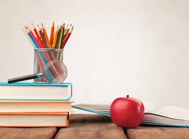 Renkli notebook, ileti örneği ve elma yığını 