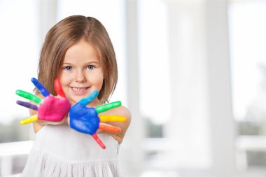 küçük kız gösterilen el boyalı