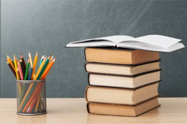 Büyük kitap masada yığını