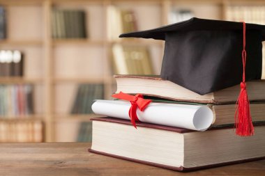Mezuniyet şapka ve kitaplar, yakından görmek yığınları