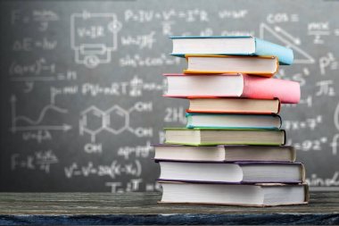 Tablo, yakından görmek kitap yığını 