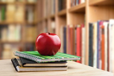 Renkli kitaplar ve Kırmızı elma yığını 