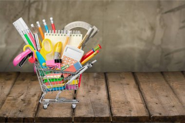 Alışveriş sepeti içinde okul Kırtasiye kompozisyon 