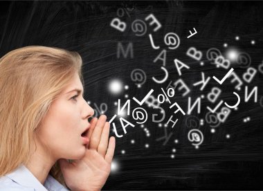 işaretleri ile Beyaz gömlekli genç güzel kadın portresi 