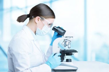 Mikroskopla çalışan bilim adamı
