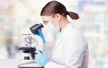 Mikroskopla çalışan bilim adamı