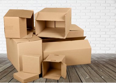 Ahşap zemin üzerinde farklı karton kutular