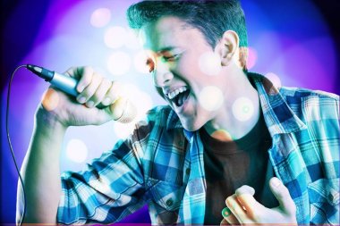 şarkıcı adam mikrofon ile