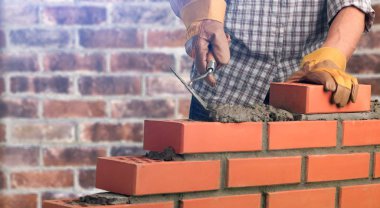 Arka plan üzerinde iş yerinde genç meslek adam portresi