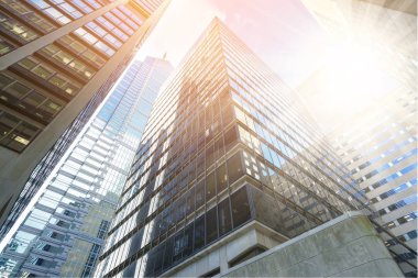 Modern ofis binaları, güneşli bir gün 