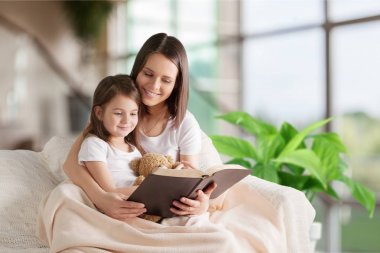 Annem okuma kitabı ile tatlı küçük kız