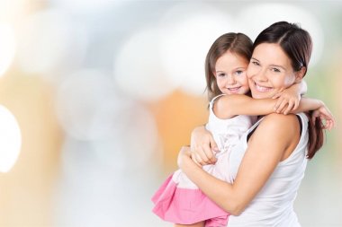 Anne ve Kız Sarılıyor  