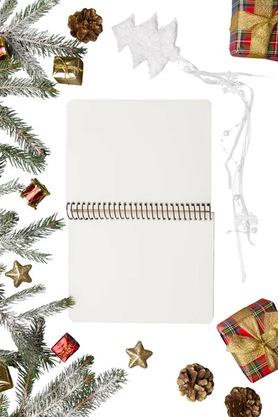 Linda Decoración Navidad Con Cuaderno Abierto Aislado Sobre Fondo Blanco — Foto de Stock