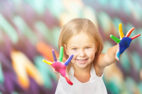 Menina mostrando as mãos pintadas — Fotografia de Stock