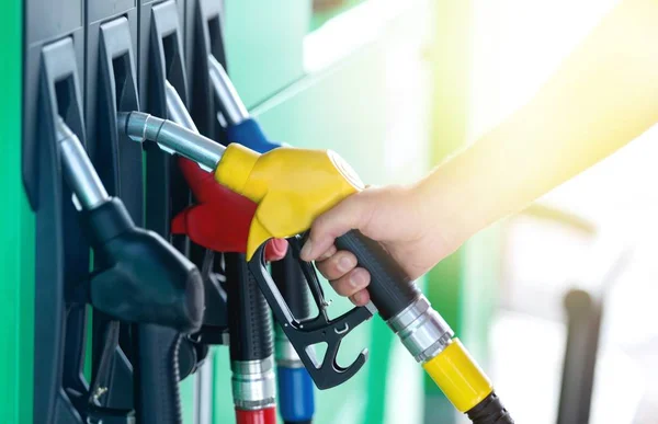Pompen gas bij de benzinepomp — Stockfoto