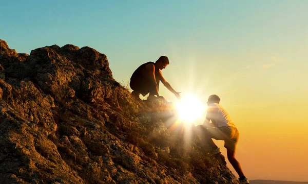 Two men climbing on mountain — Stock Photo, Image