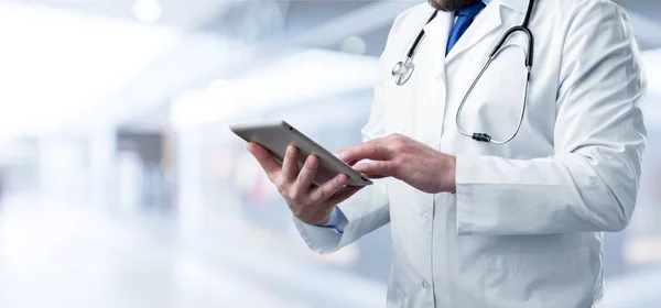 Médecin Utilisant Une Tablette Numérique Vue Rapprochée — Photo