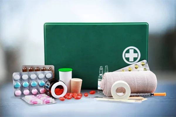 Eerste hulp kit met medische benodigdheden — Stockfoto