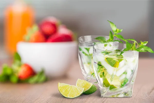 Svěží Koktejl Mojito Dřevěný Stůl — Stock fotografie