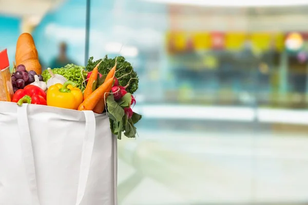 Saco de compras com produtos de supermercado — Fotografia de Stock