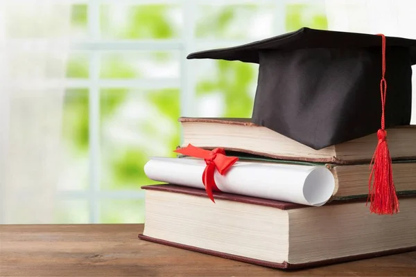 Chapéu Graduação Pilhas Livros Visão Close — Fotografia de Stock