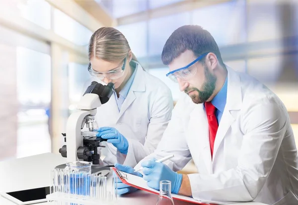 Male Female Scientists Working Microscope — Stock Photo, Image