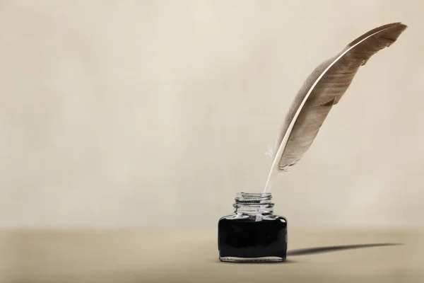 羽毛羽毛笔和玻璃墨水瓶 — 图库照片