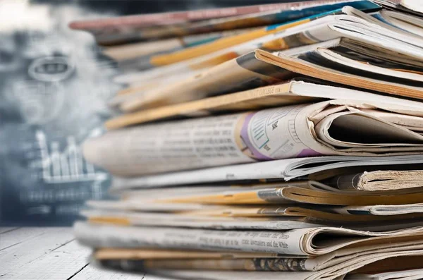 Σωρός εφημερίδων στο παρασκήνιο — Φωτογραφία Αρχείου