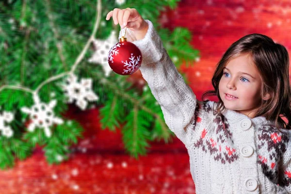 Christmas Kırmızı Topu Ile Genç Sevimli Kız Fotoğrafı — Stok fotoğraf