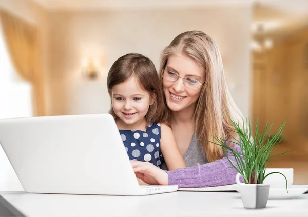 어머니와 딸이 노트북을 사용하는 모습 — 스톡 사진