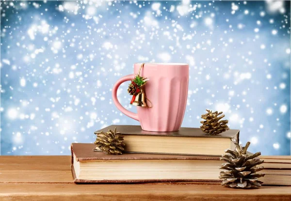 Buch. Weihnachtstee auf Büchern — Stockfoto