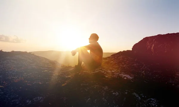 Silhouette Eines Jungen Mannes Auf Einem Berggipfel Sonnenuntergang — Stockfoto