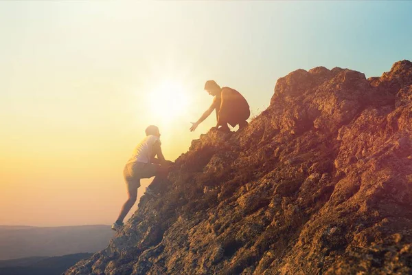 Due Uomini Che Scalano Montagna Tramonto — Foto Stock