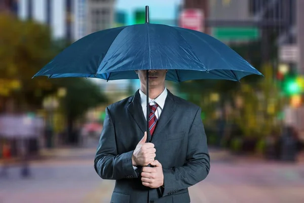 Zakenman bedrijf paraplu — Stockfoto