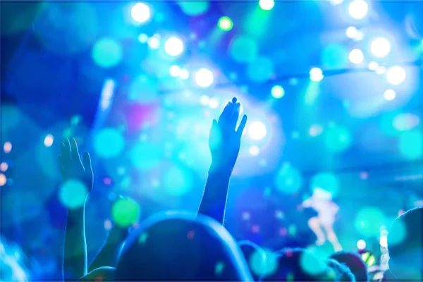 Multidão Levantando Mãos Desfrutando Grande Festa — Fotografia de Stock