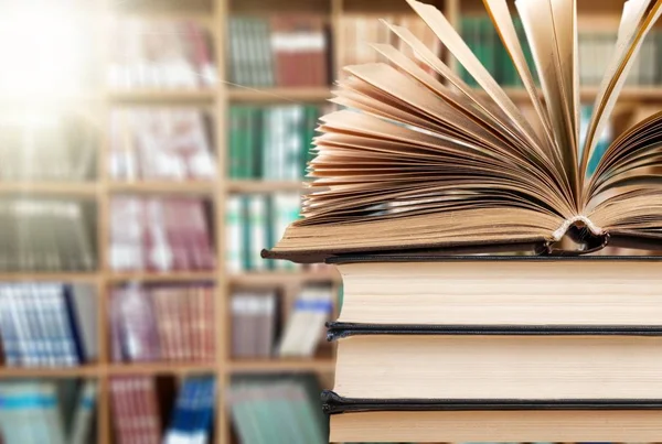 Oude Boeken Rij Houten Tafel — Stockfoto