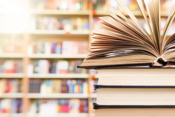 Oude Boeken Rij Houten Tafel — Stockfoto